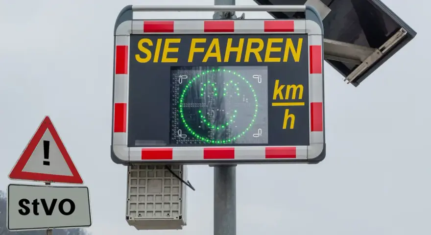 Digitale Anzeige zeigt "SIE FAHREN" und Ihre Geschwindigkeit. Achtung, Blitzergefahr! Vermeiden Sie eine Strafe.