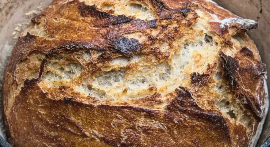 Chrupiący keto chleb z piękną, zarumienioną skórką i puszystym wnętrzem, idealny na śniadanie.