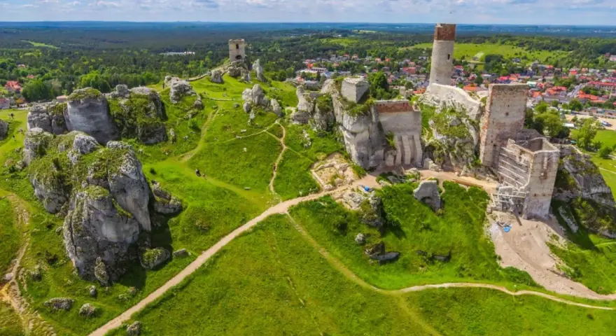 Ruiny zamków na wapiennych skałach, malownicze krajobrazy Jury. Szlak Orlich Gniazd atrakcje zachwycają o każdej porze roku.