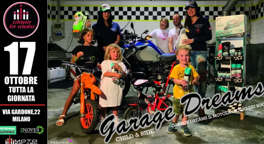 Bambini e adulti pronti a "ciapa la moto" per un evento speciale. Un'allegra compagnia posa con moto e accessori.