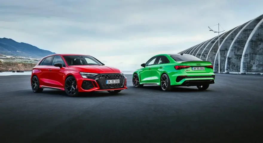 Dwa Audi RS3, czerwone i zielone, gotowe do sprintu 0-100 km/h.