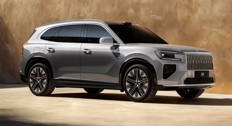Srebrny elektryczny crossover Zeekr X 2026 z pionową atrapą chłodnicy i czarnymi felgami.