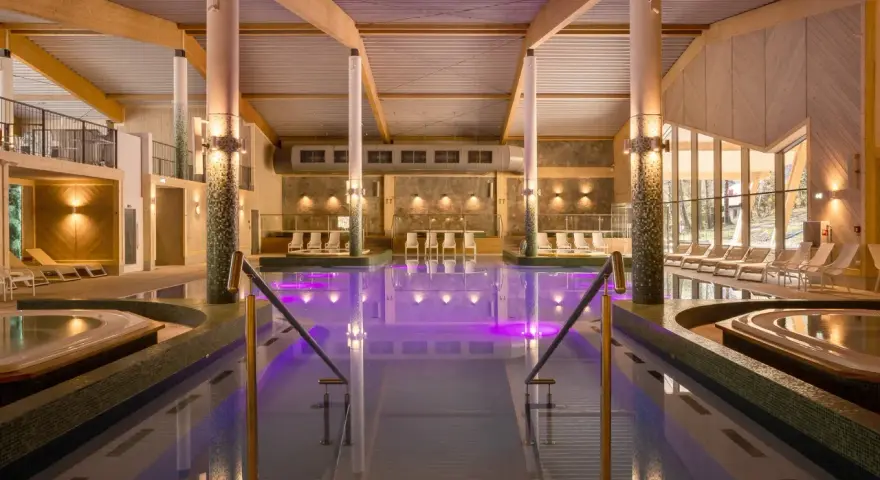 Szczyrk atrakcje na niepogodę: kryty basen z podgrzewaną wodą i jacuzzi, idealne miejsce na relaks.