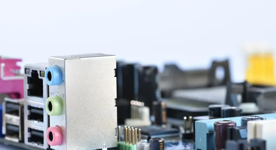 Złącza audio i USB na płycie głównej. Dowiedz się, jak sprawdzić podzespoły komputera, analizując detale takie jak te.