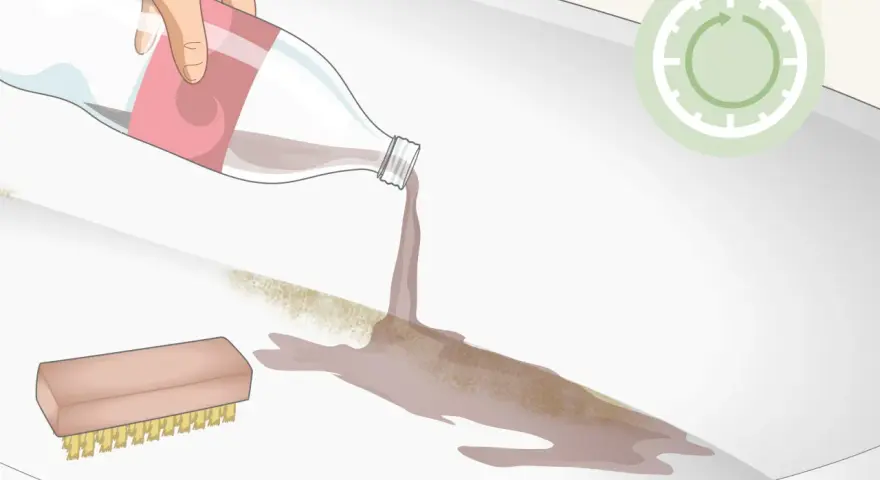 Aplicando líquido de una botella para quitar el óxido de la bañera, junto a un cepillo.