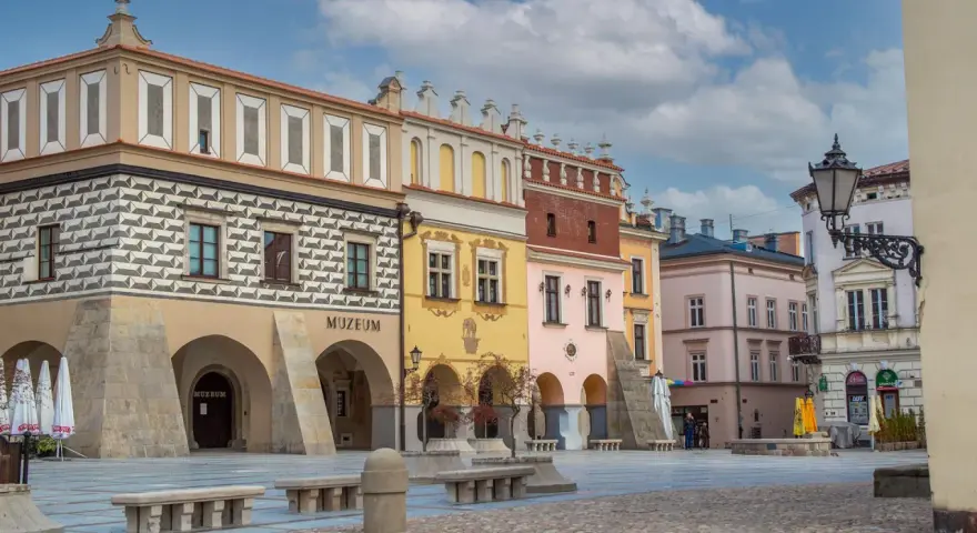Kolorowe kamienice zdobią rynek w Tarnowie. Muzeum mieści się w zabytkowej części miasta.