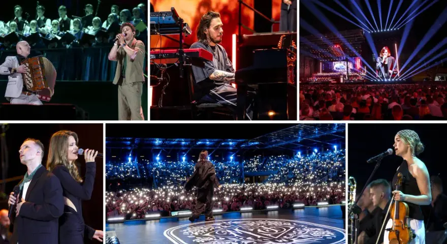 Wielki koncert pieśni współczesne: artyści na scenie, chór, publiczność z telefonami, pianista, akordeonista i skrzypaczka.