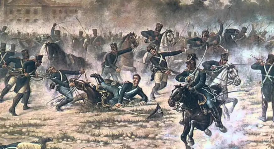 Un resumen de la guerra de la independencia española: batalla caótica con soldados a caballo y a pie, humo y acción intensa.
