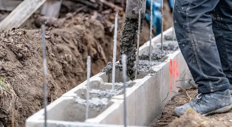 Beton wylewany do szalunku fundamentu. Dowiedz się, jak obliczyć beton na fundament, by uniknąć błędów.