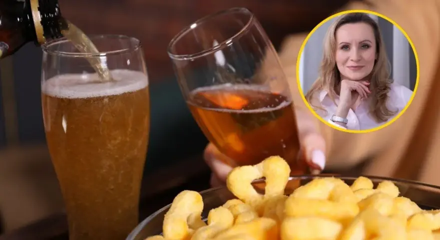 Piwo i chrupki – co wypłukuje magnez? Kobieta w okręgu patrzy na widza.