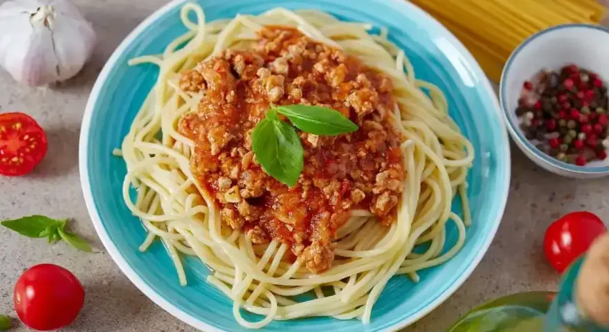 Pyszne spaghetti bolognese, idealne na szybki obiad. Ten prosty spaghetti przepis zachwyci każdego!