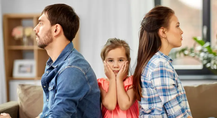 Rozwód a dziecko: Jak rozmawiać? Psycholog radzi, jak chronić