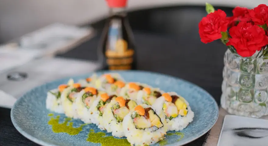 Talerz sushi z krewetkami i mango. Z 500g ryżu wyjdzie ok. 10-12 rolek sushi, zależnie od wielkości.