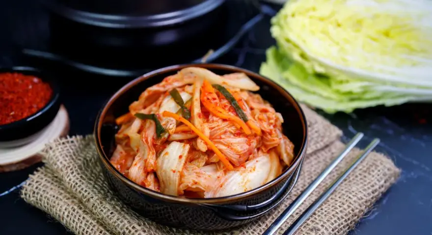 Kimchi: Jak jeść? Odkryj najlepsze połączenia i uniknij wpadek!