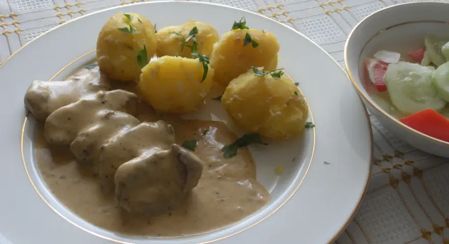 Polędwiczki w sosie sojowym z ziemniaczkami i surówką. Pyszny obiad gotowy!