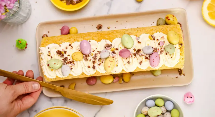 En härlig rulltårta med grädde och påskägg, perfekt för påskfirandet.