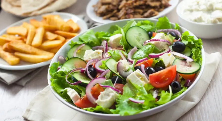Sałatka Gyros: Poznaj sekrety idealnego smaku i wyglądu