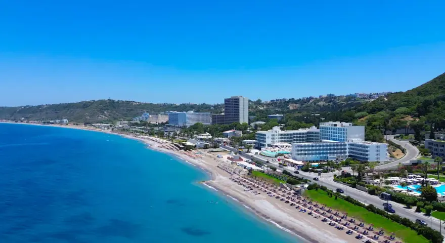 Piękna plaża w Ixia Rodos z hotelami i turkusowym morzem.
