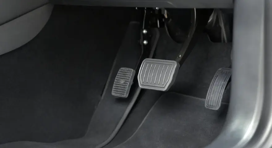 Gdzie jest sprzęgło w aucie? Lokalizacja pedału i mechanizmu