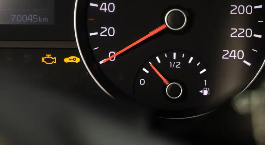 Armaturenbrett mit leuchtendem Motor-Zeichen und Schlüssel-Symbol. Der Kilometerstand zeigt 70045 km.