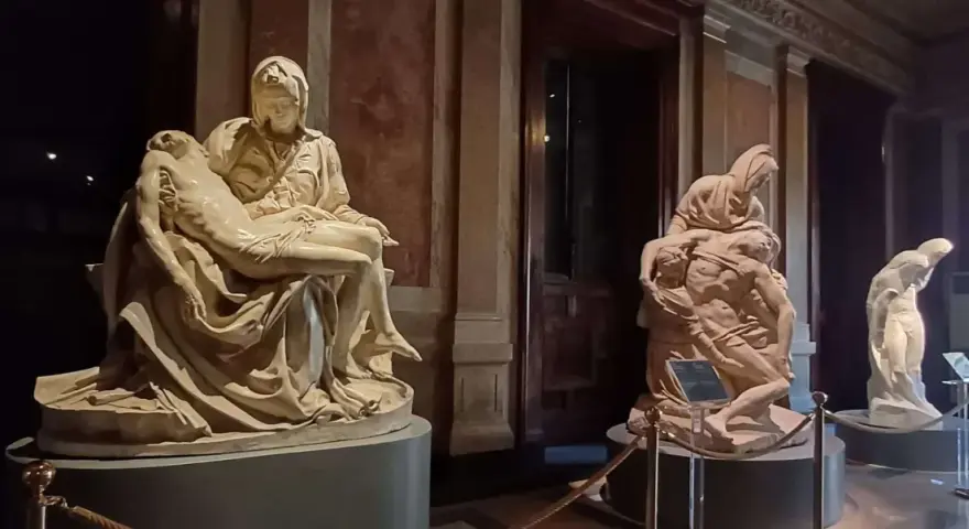 La Pieta de Michel Ange, une œuvre d'art émouvante, représente la Vierge Marie tenant le corps du Christ.