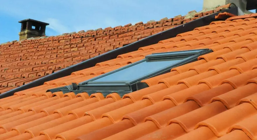 Dachówka ceramiczna i okno dachowe. Zastanawiasz się, jak wygłuszyć pokój? Może warto zacząć od dachu?
