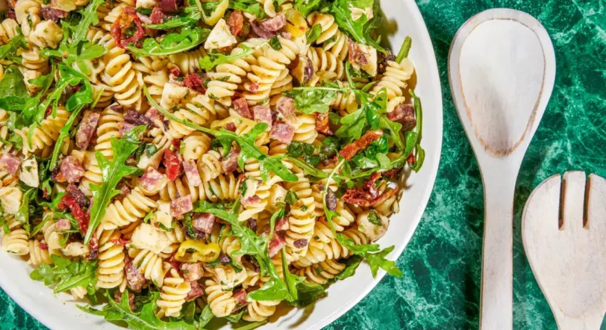 Sałatka z makaronem rotini z rukolą, suszonymi pomidorami i salami. Idealna na lato, czy to farfalle czy rotini, smakuje wybornie!