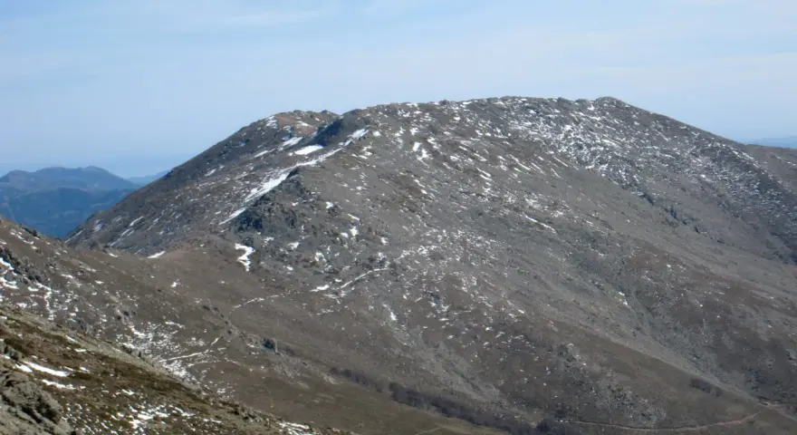 Vette innevate del Gennargentu, il comune più alto della Sardegna, con sentieri che si snodano sui pendii rocciosi.