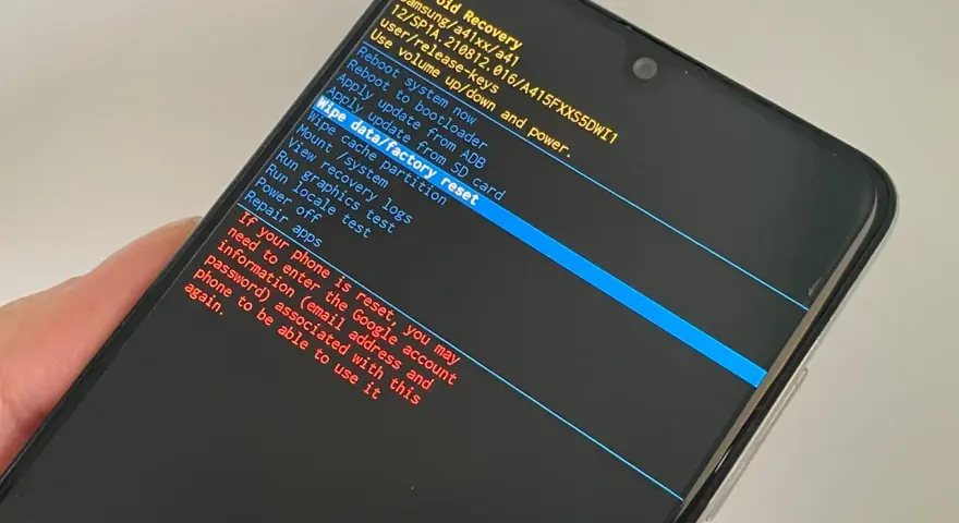 Ekran recovery Samsung. Opcja "Wipe data/factory reset" podświetlona. Pomoc w sytuacji, jak odblokowac telefon Samsung gdy zapomni sie kodu.
