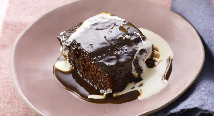 Pyszny Sticky Toffee Pudding przepis. Wilgotne ciasto oblane gorącym sosem toffi i śmietanką.