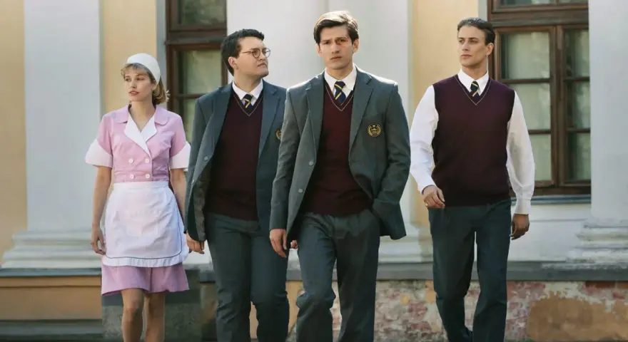 En flicka i rosa uniform och tre pojkar i skoluniform går. En sammanfattning av ondskan bok kan handla om deras öden.