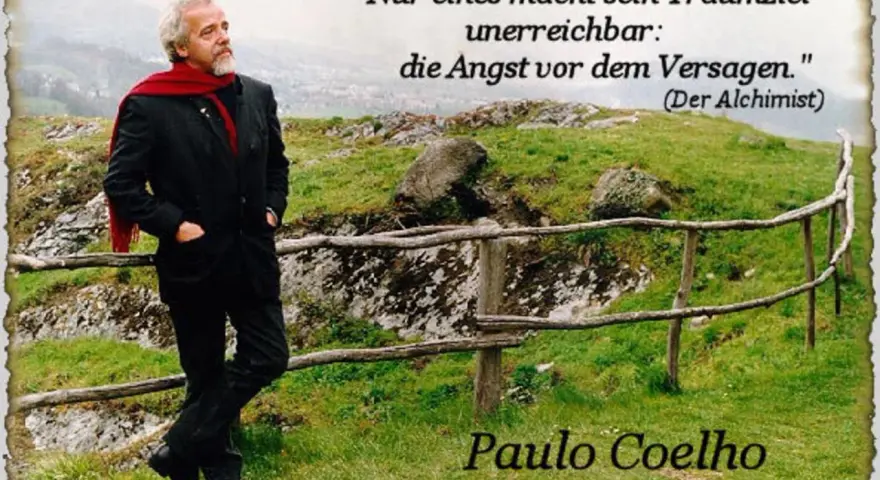 Mann mit rotem Schal und Anzug steht auf einem Hügel mit Zitat von Paulo Coelho.