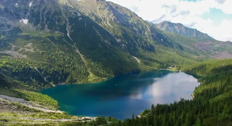Malownicze Morskie Oko otoczone górami i lasem. Ile km do szczytów? Trudno powiedzieć, ale widok zapiera dech.