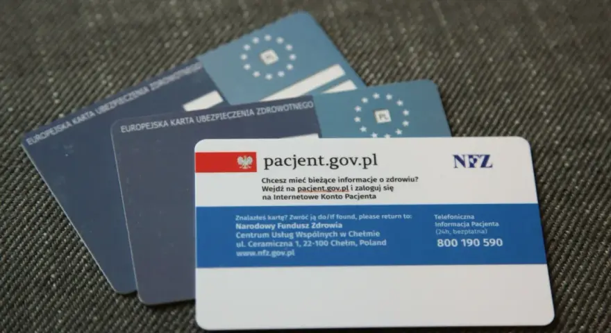 Europejska Karta Ubezpieczenia Zdrowotnego. Czy EKUZ działa w UK? Sprawdź informacje na pacjent.gov.pl.
