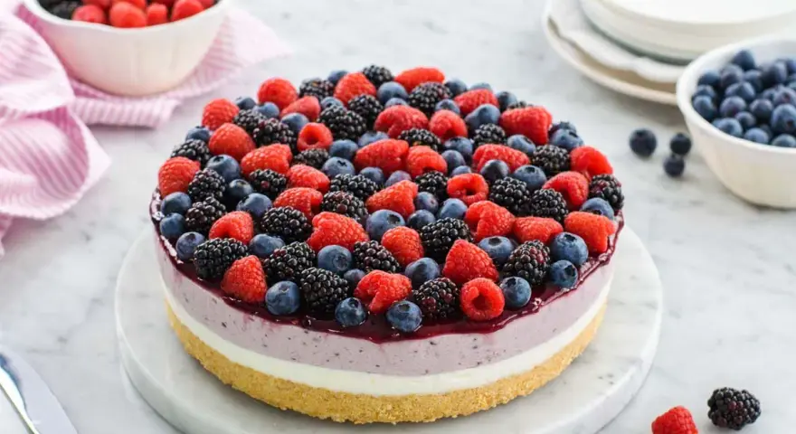 Cheesecake ai frutti di bosco con Philadelphia, un tripudio di lamponi, mirtilli e more su una base croccante.