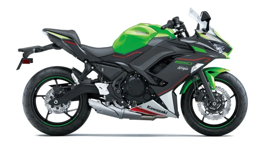 Zielono-czarny Kawasaki Ninja 650, gotowy do osiągnięcia swojej prędkości maksymalnej.