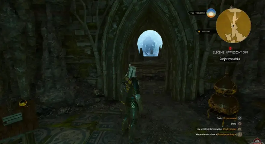 Geralt wchodzi do mrocznego korytarza w ramach zlecenia Wiedźmin 3 Nawiedzony Dom. Przed nim łukowate przejście, za którym widać mglisty krajobraz.