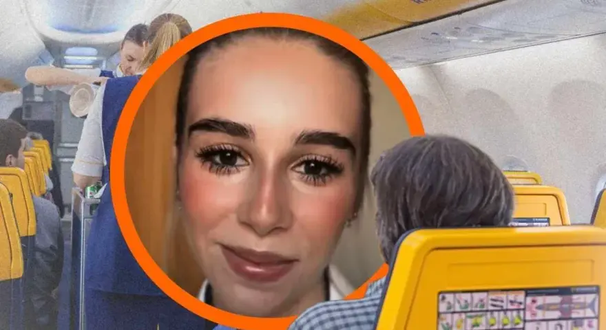 Uśmiechnięta stewardessa w kabinie Ryanair. Zastanawiasz się, ile zarabia stewardessa w Ryanair?