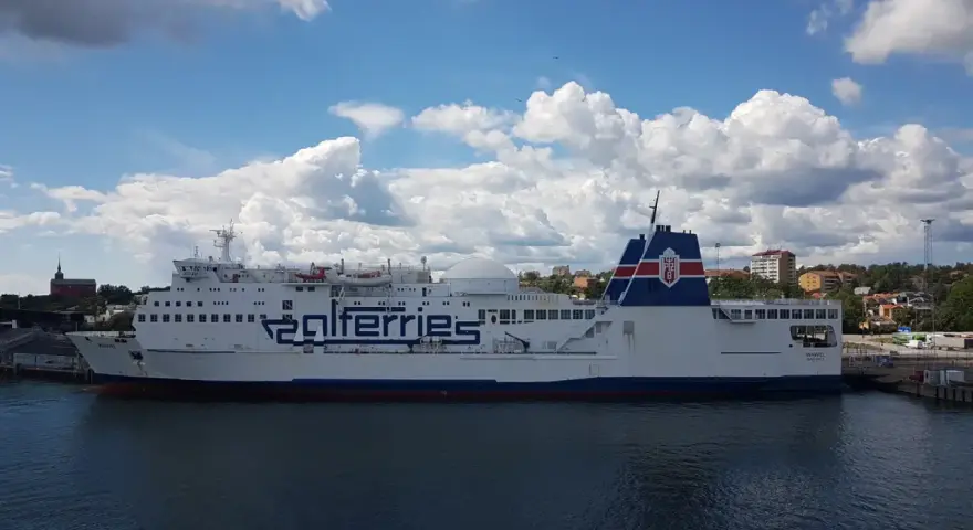 Prom Wawel, kursujący na trasie Nynäshamn-Gdańsk, cumuje w porcie. Sprawdź rozkład i zaplanuj podróż!