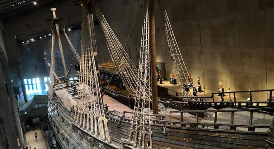 W muzeum wazy sztokholm podziwiać można wspaniały okręt Vasa, który po wiekach spędzonych na dnie morza powrócił do życia.