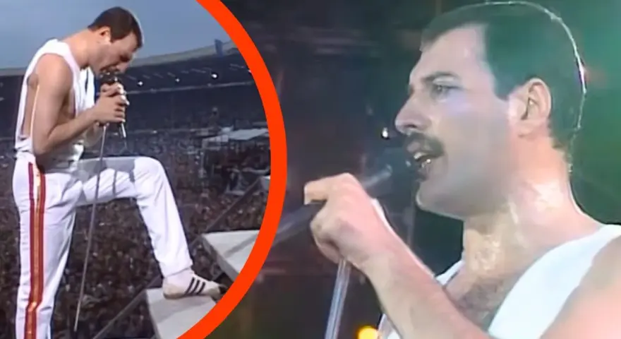 Freddie Mercury w białym stroju, z mikrofonem w dłoni, na tle tłumu. To mógł być jego ostatni koncert.