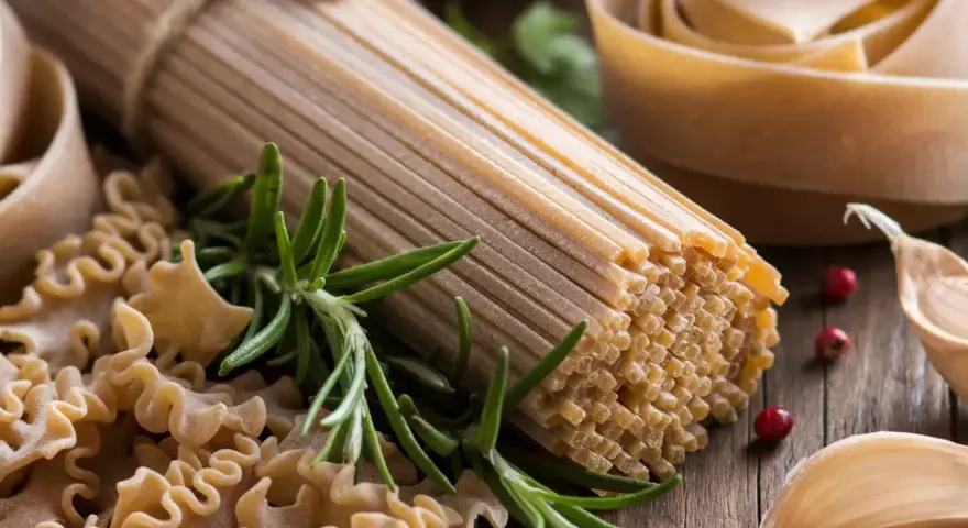 Różne rodzaje makaronu: spaghetti z mąki durum czy zwykłej pszennej, faliste kształty, rozmaryn i pieprz.