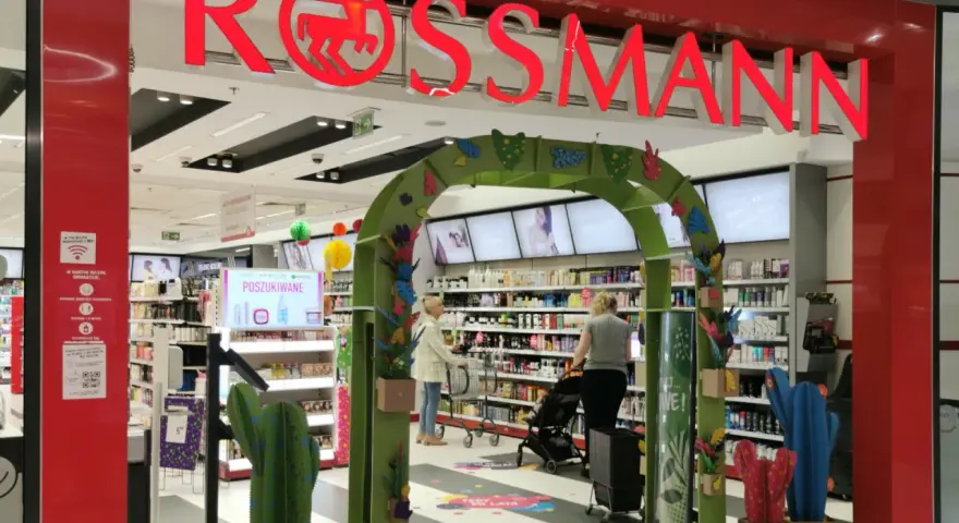 W Rossmannie można wydrukować zdjęcia. W sklepie są promocje i kosmetyki.