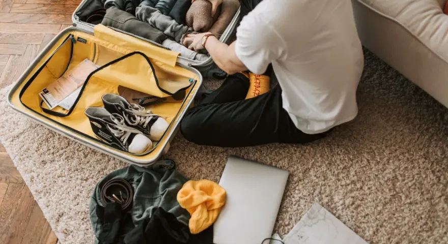 Pakowanie bagażu podręcznego Wizzair: ubrania, buty, laptop, mapa i maseczka. Sprawdź, co można zabrać do bagażu podręcznego Wizzair.
