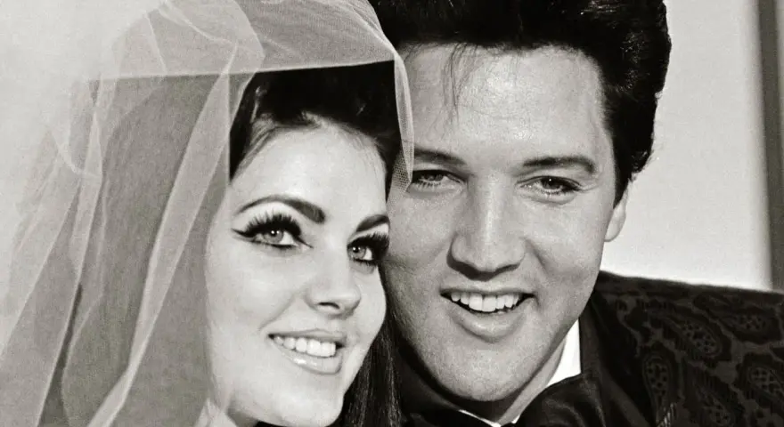 Priscilla Presley und Elvis Presley an ihrem Hochzeitstag. Ihre spätere Priscilla Presley Scheidung war ein trauriges Ende für diese Liebe.