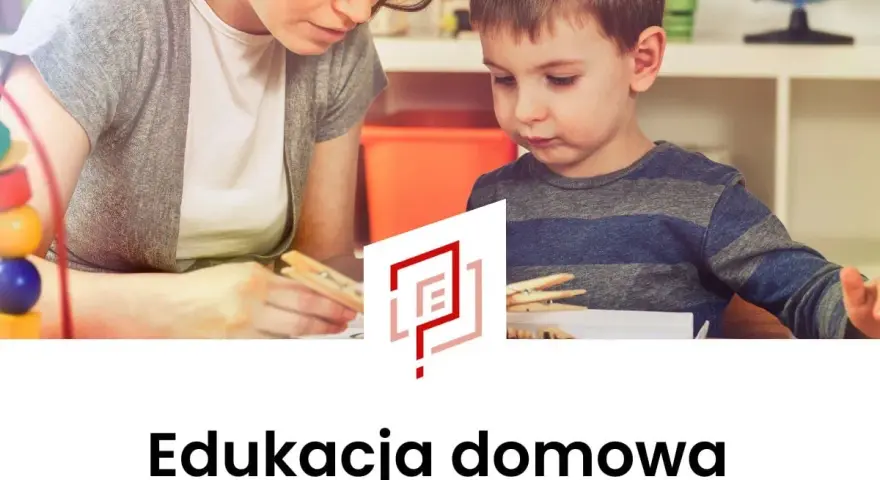 Kobieta z okularami pomaga chłopcu w nauczaniu domowym podstawówka. Razem wykonują zadanie z klamerkami.
