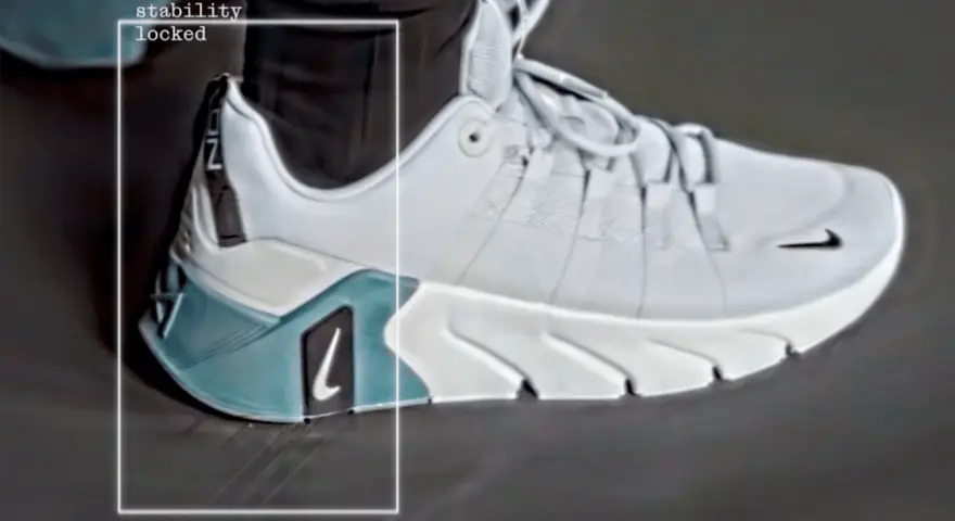 Scarpa da ginnastica bianca e azzurra con suola spessa. Per capire se ho la pianta del piede larga, osserva la larghezza della scarpa.
