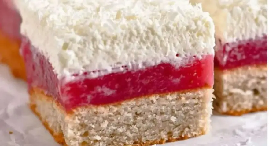 Schichtkuchen mit roter Geleeschicht und Kokosraspeln, wie von Frau Holle gebacken.