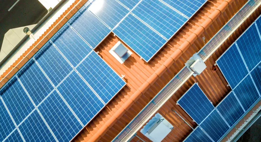 Panele fotowoltaiczne na dachu. Od kiedy można instalować 150 kw bez pozwolenia na budowę?