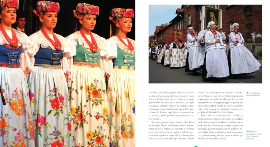 Kobiety w tradycyjnych strojach ludowych, z barwnymi kwiatami na spódnicach i ozdobnymi czepcami, prezentują twórczość ludową inaczej.